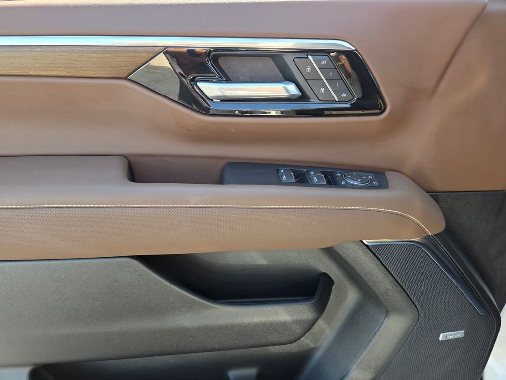 Used 2025 Chevrolet Tahoe High Country AWD/4WD image 19