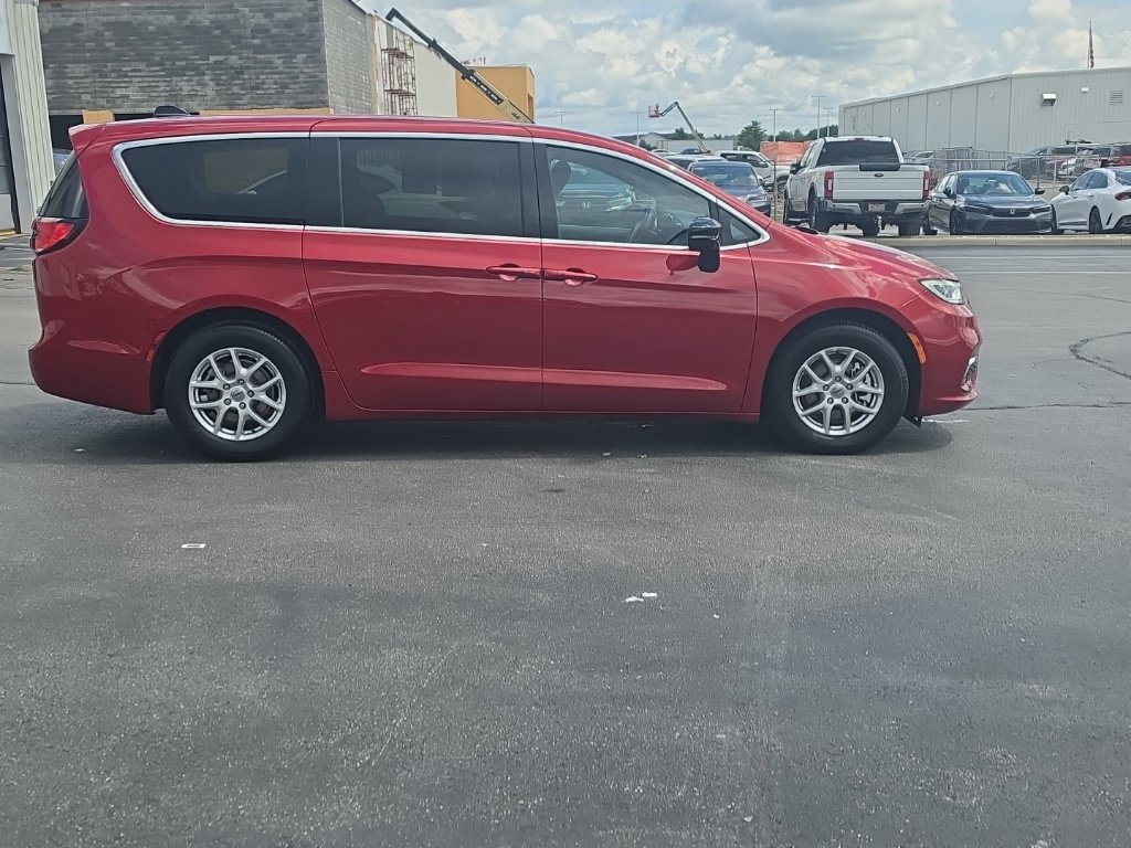 Used 2025 Chrysler Pacifica Select FWD image 8