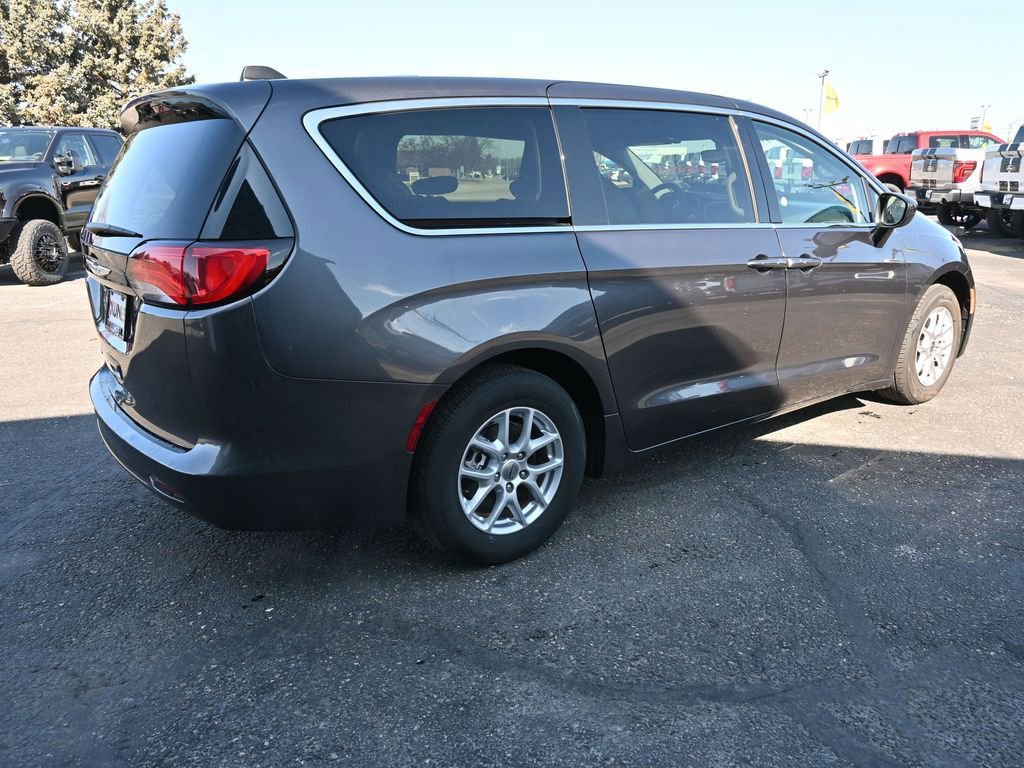 Used 2023 Chrysler Voyager LX image 9