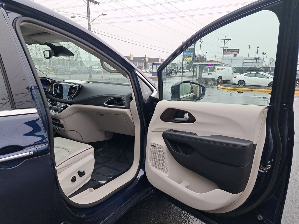 Used 2017 Chrysler Pacifica Limited image 16