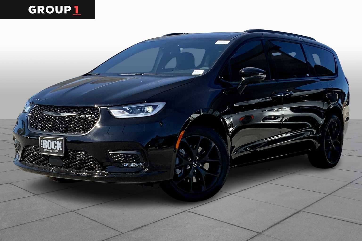 New 2026 Chrysler Pacifica Limited w/ Uconnect Theater Family Group