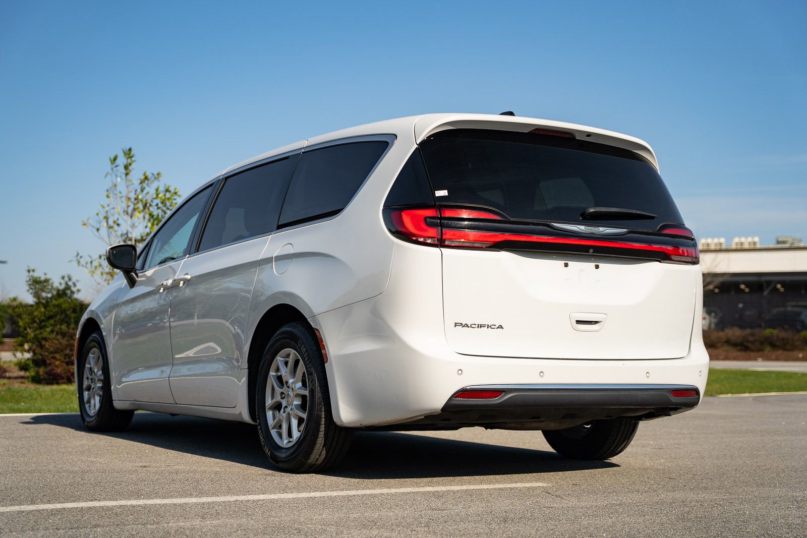 Used 2023 Chrysler Pacifica Touring-L image 5