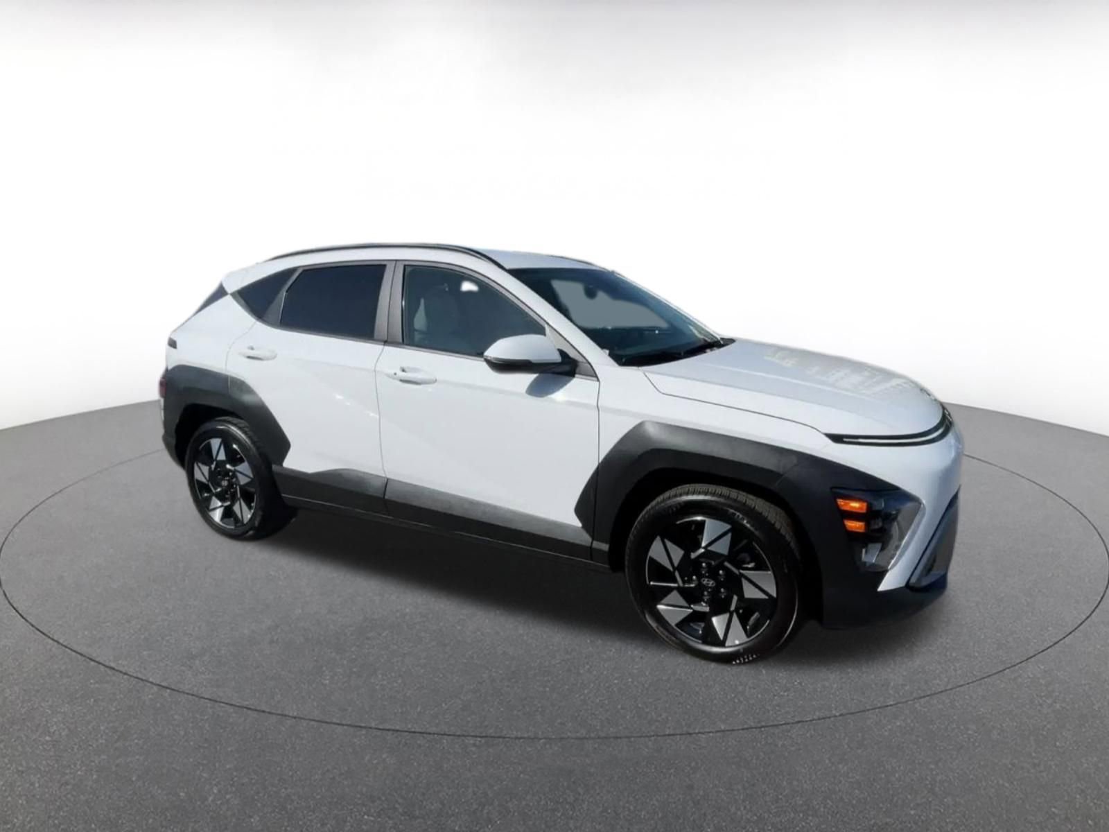 Used 2025 Hyundai Kona SEL FWD image 2