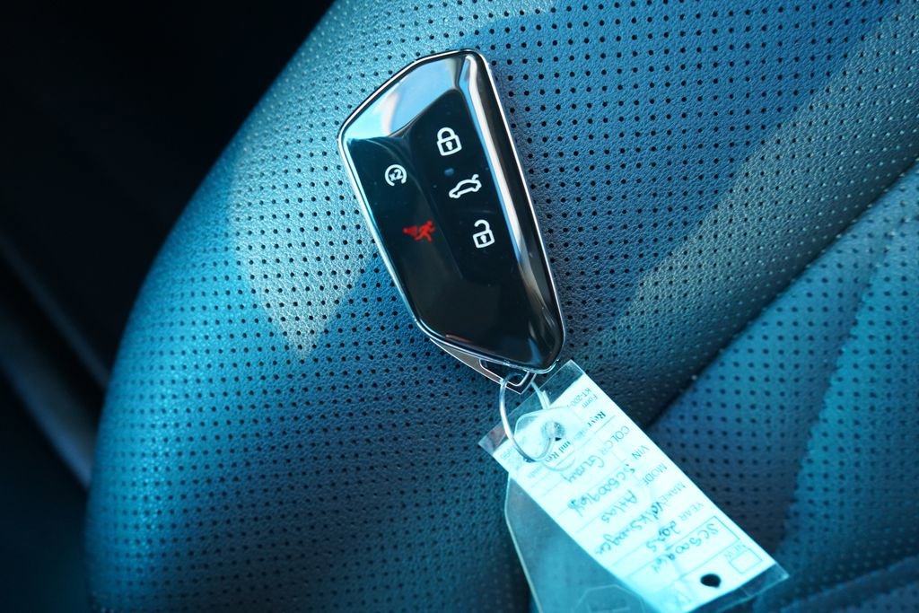 Used 2025 Volkswagen Atlas SE image 39