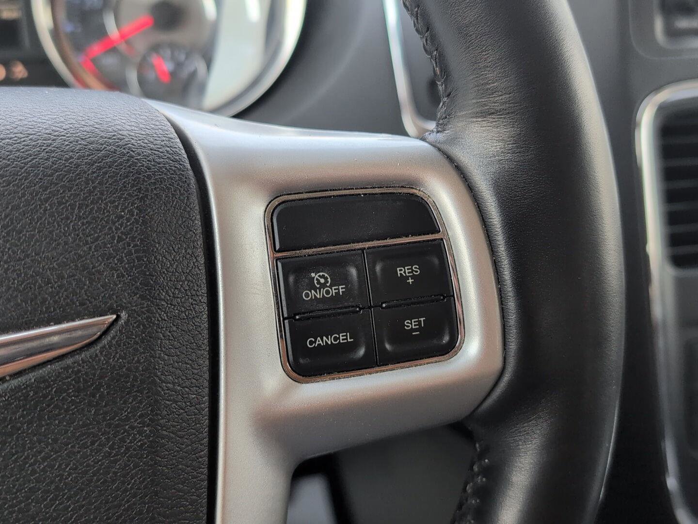 Used 2015 Chrysler Town & Country Touring-L w/ Driver Convenience Group image 23