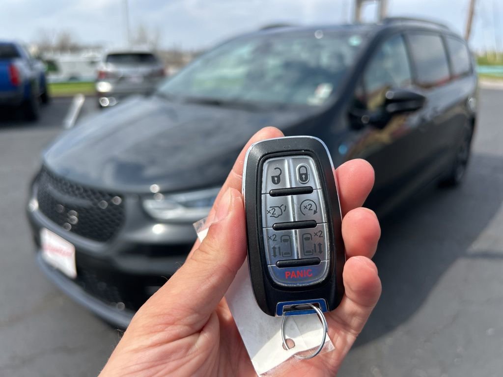 Used 2024 Chrysler Pacifica Premium FWD image 52