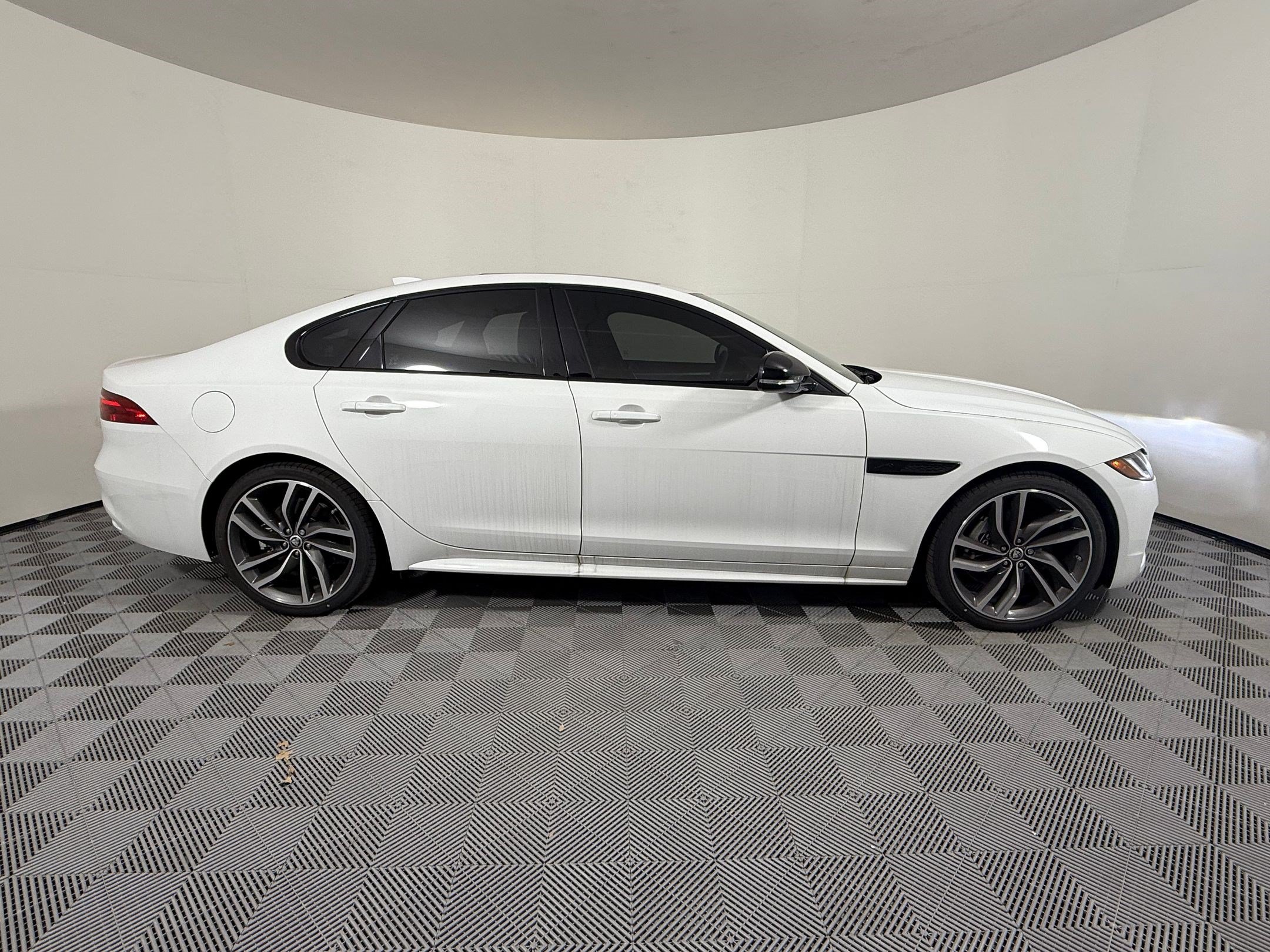 Used 2024 Jaguar XF R-Dynamic SE AWD/4WD image 7