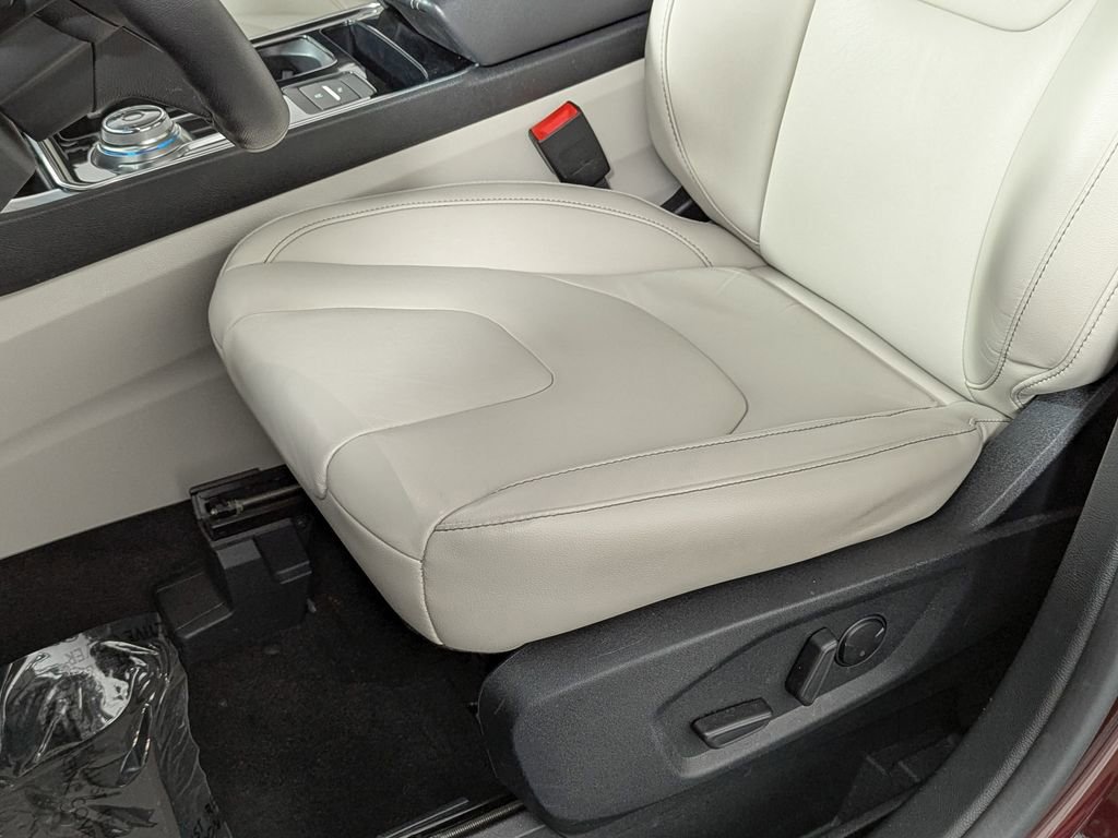 Used 2020 Ford Edge Titanium image 18