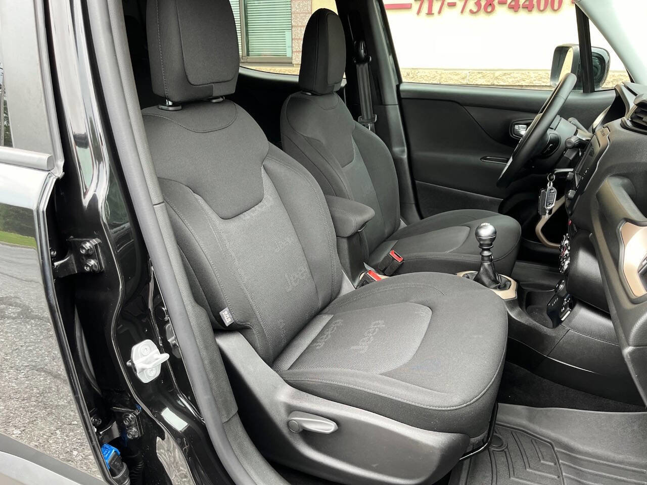 Used 2015 Jeep Renegade Latitude image 9