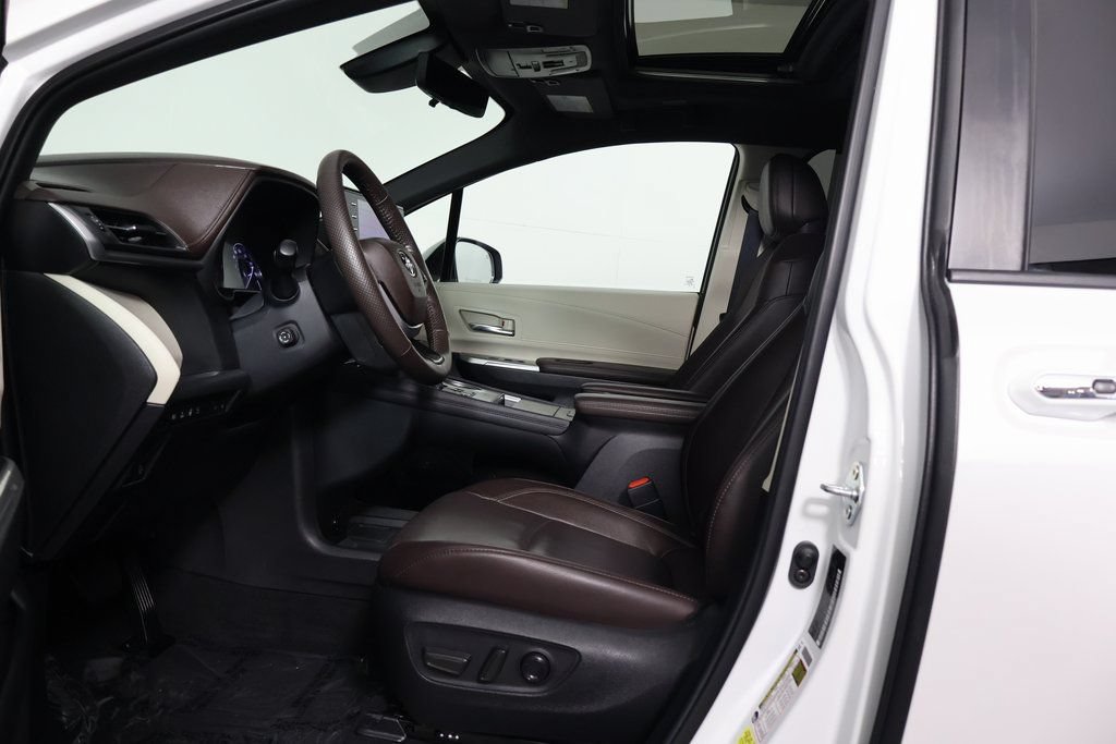 Used 2024 Toyota Sienna Platinum FWD image 10
