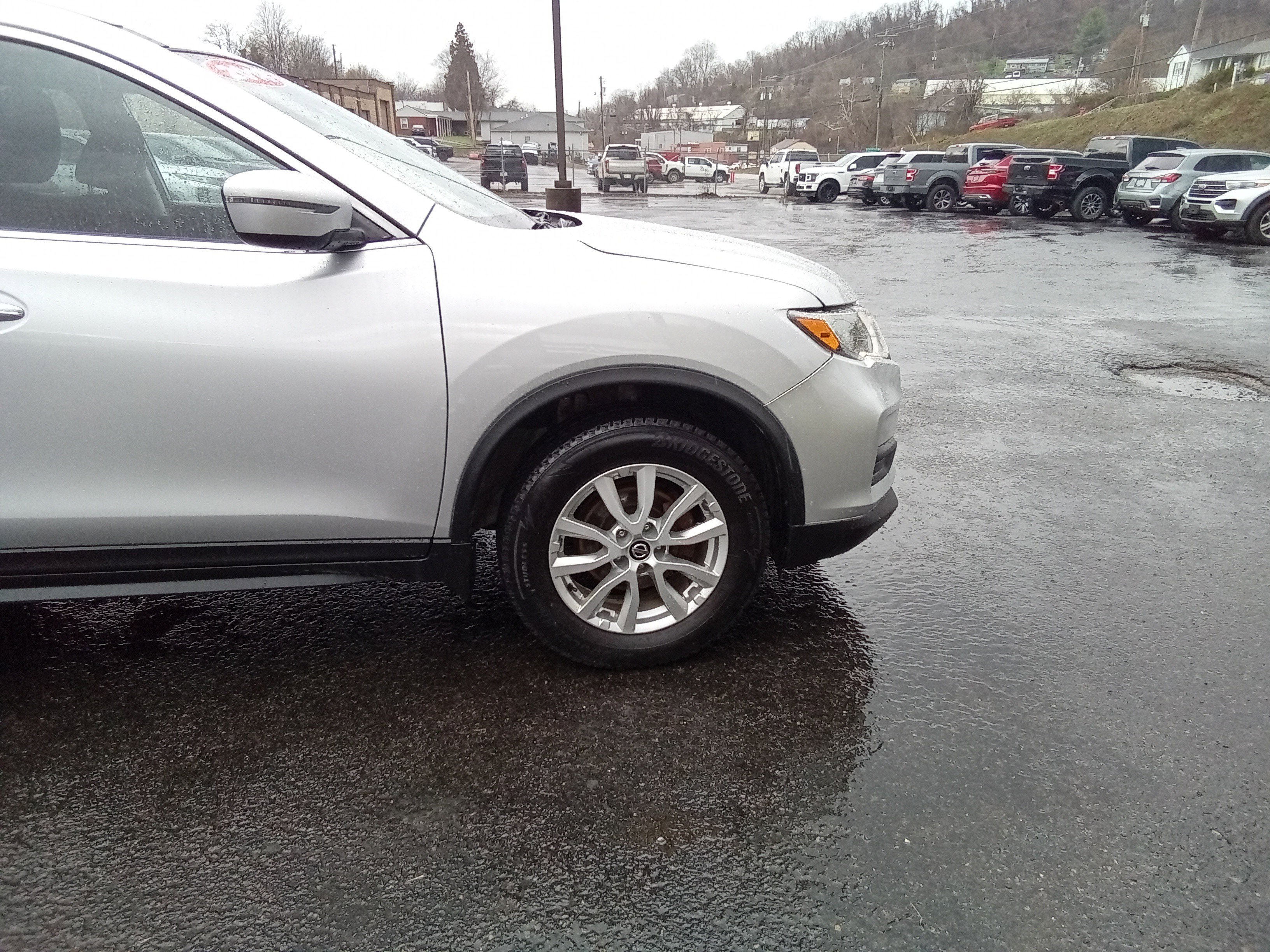 Used 2018 Nissan Rogue SV image 2