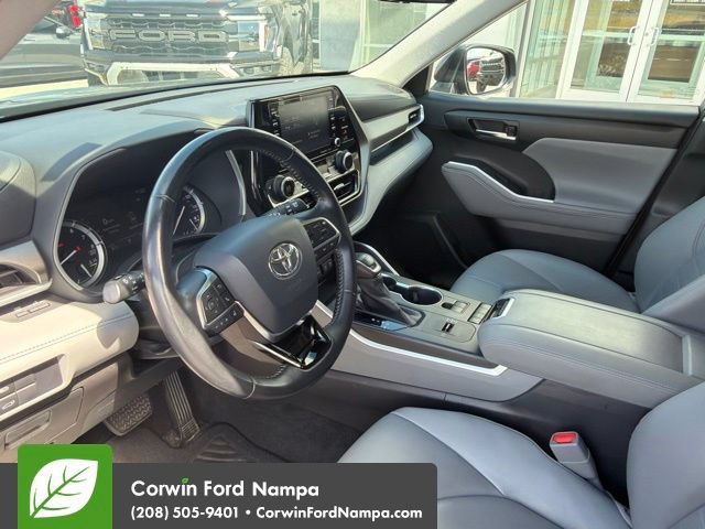 Used 2020 Toyota Highlander XLE FWD image 11