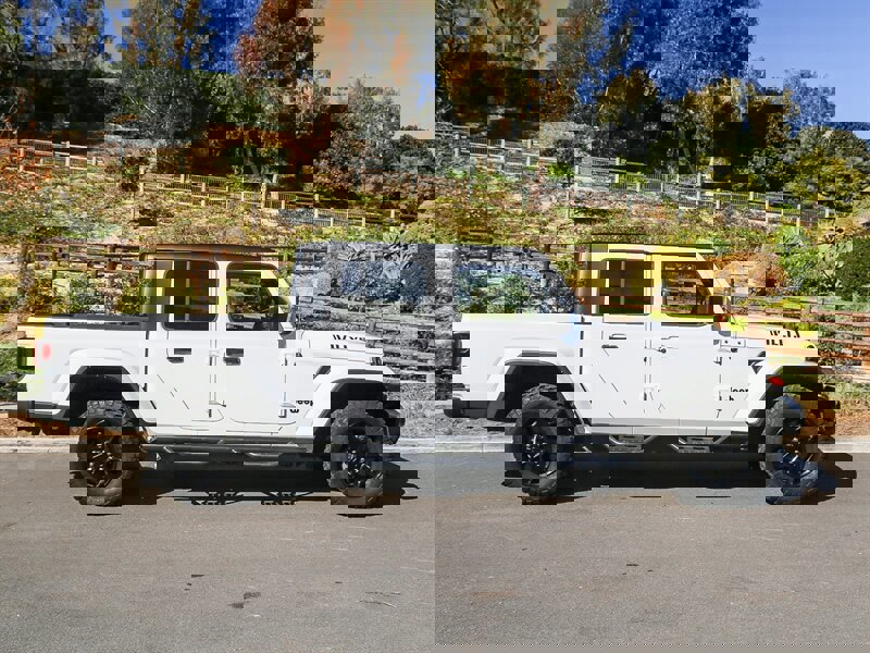 Used 2023 Jeep Gladiator Willys image 7