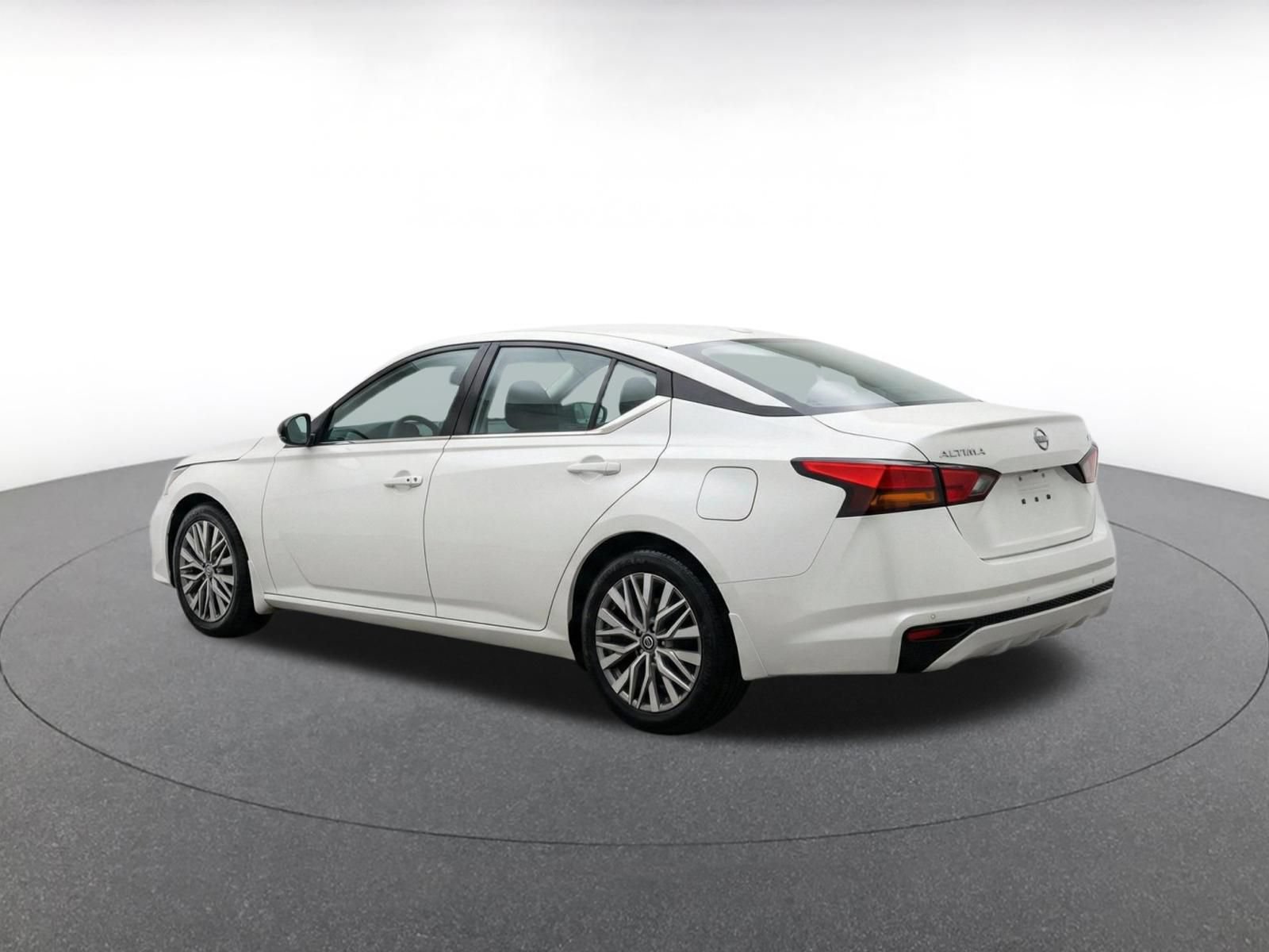 Used 2025 Nissan Altima 2.5 SV FWD image 7