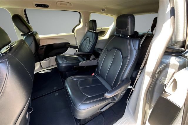 Used 2020 Chrysler Pacifica Touring-L w/ Tire & Wheel Group FWD image 24