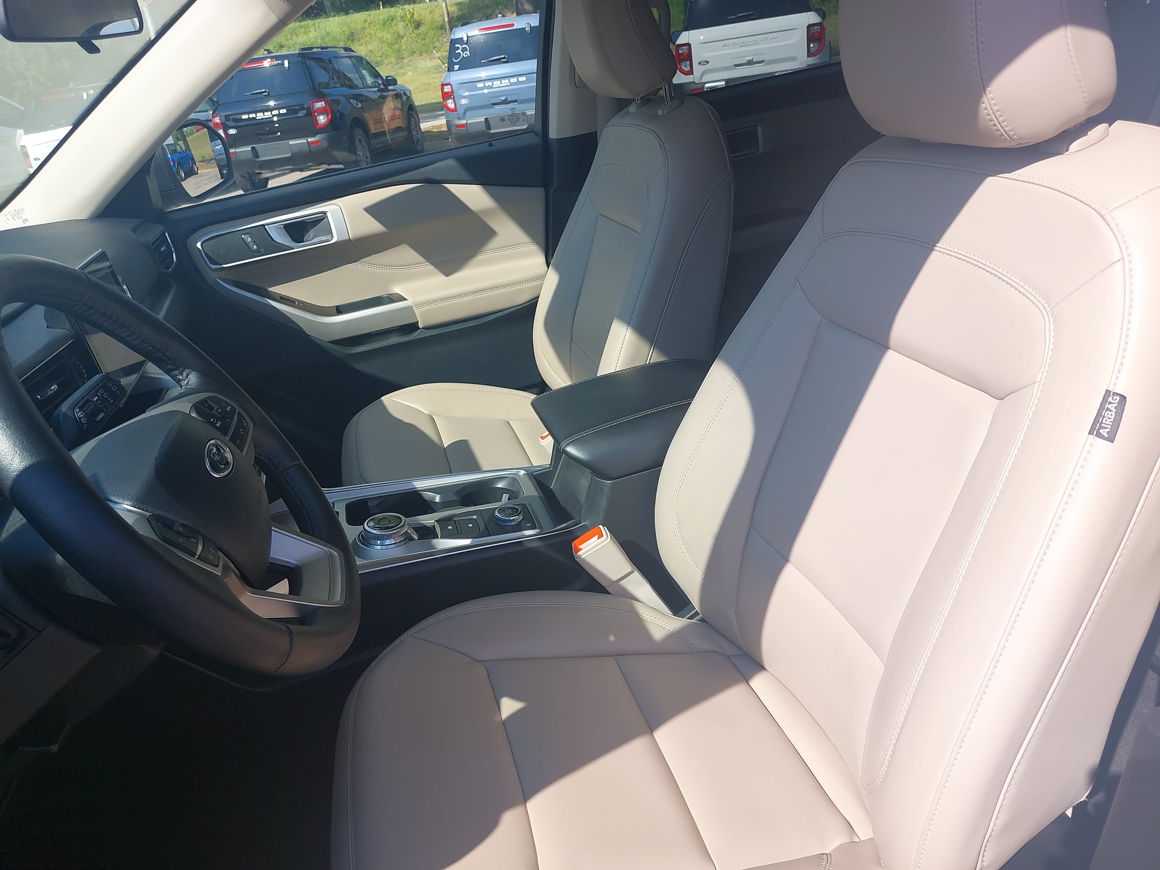 Used 2022 Ford Explorer XLT w/ Equipment Group 202A AWD/4WD image 16