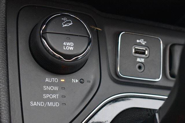 Used 2019 Jeep Cherokee Limited w/ Luxury Group AWD/4WD image 36