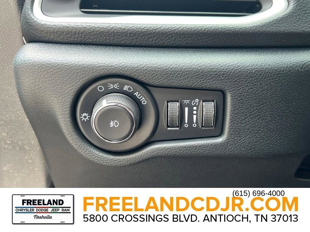 New 2025 Chrysler Pacifica Select FWD image 14