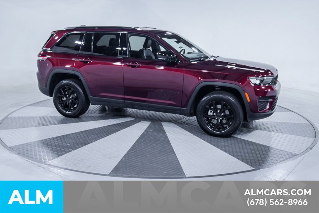 Used 2025 Jeep Grand Cherokee Altitude AWD/4WD image 11