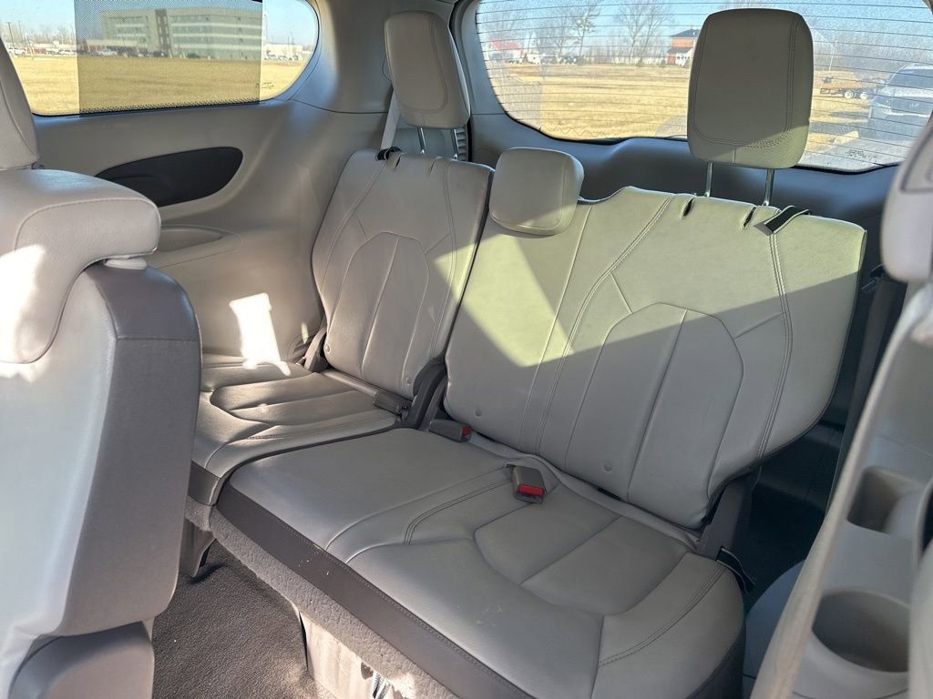 Used 2017 Chrysler Pacifica Touring-L w/ Tire & Wheel Group image 13