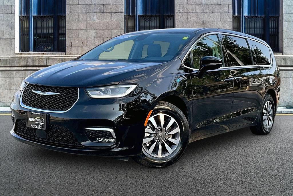 Used 2024 Chrysler Pacifica Limited FWD image 2