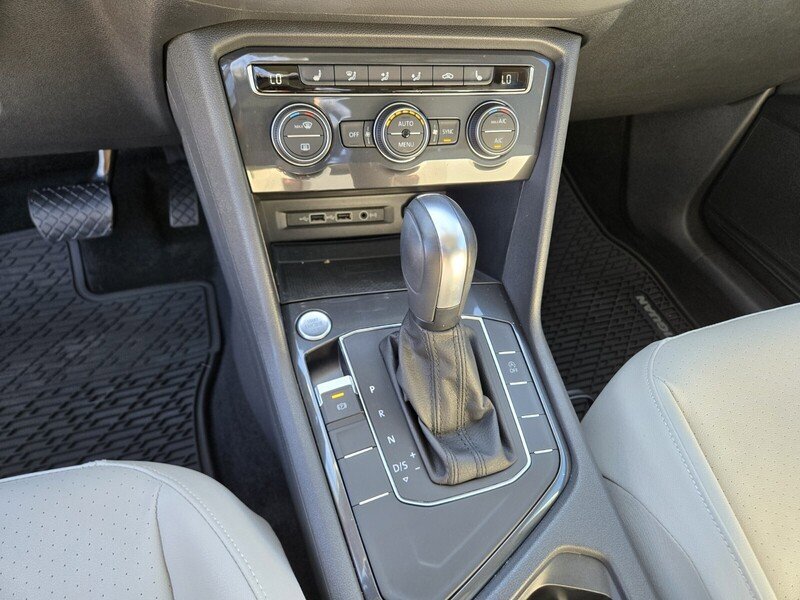 Used 2020 Volkswagen Tiguan SE w/ Panoramic Sunroof Package FWD image 23