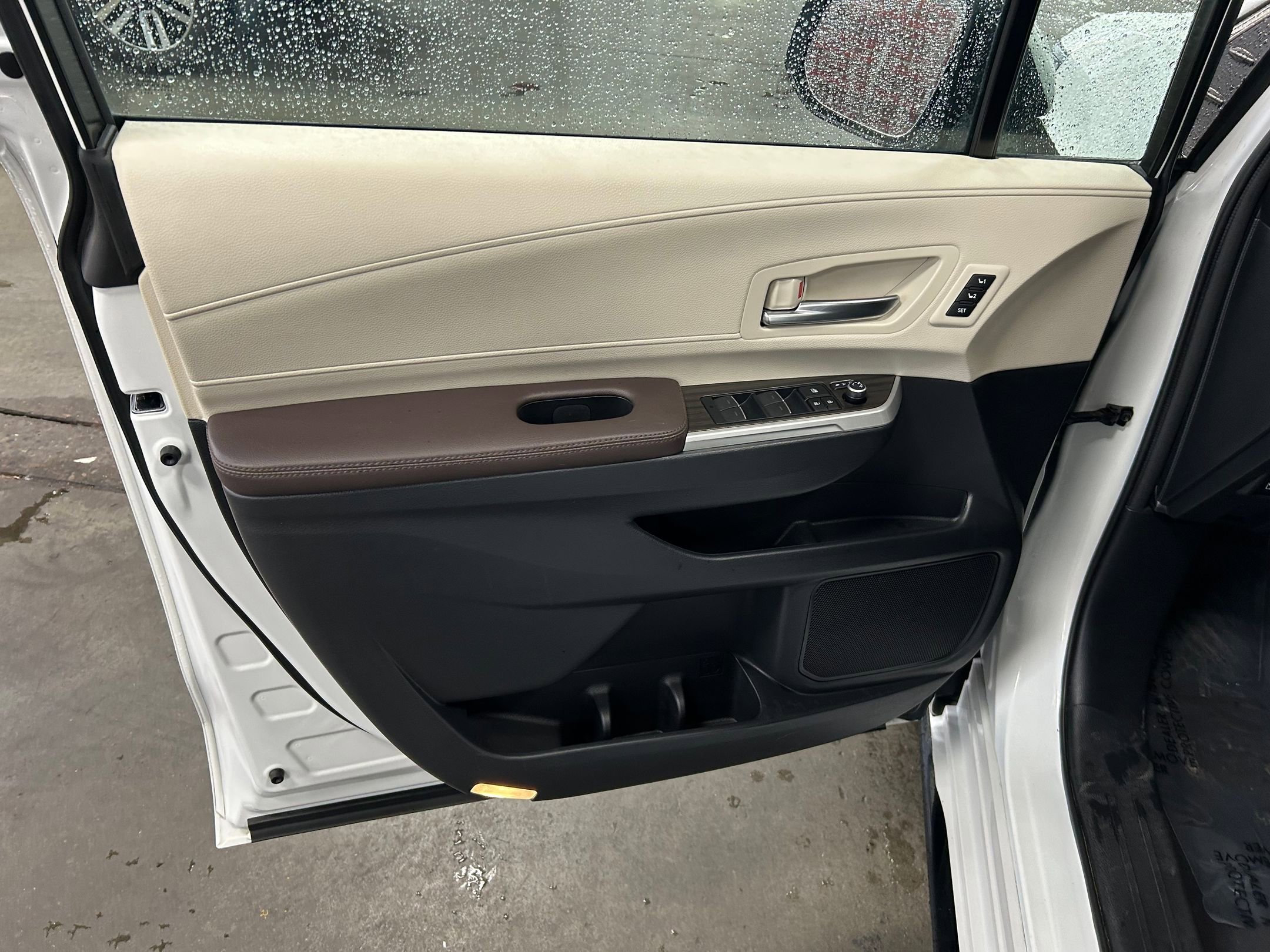 Used 2023 Toyota Sienna Platinum AWD/4WD image 10