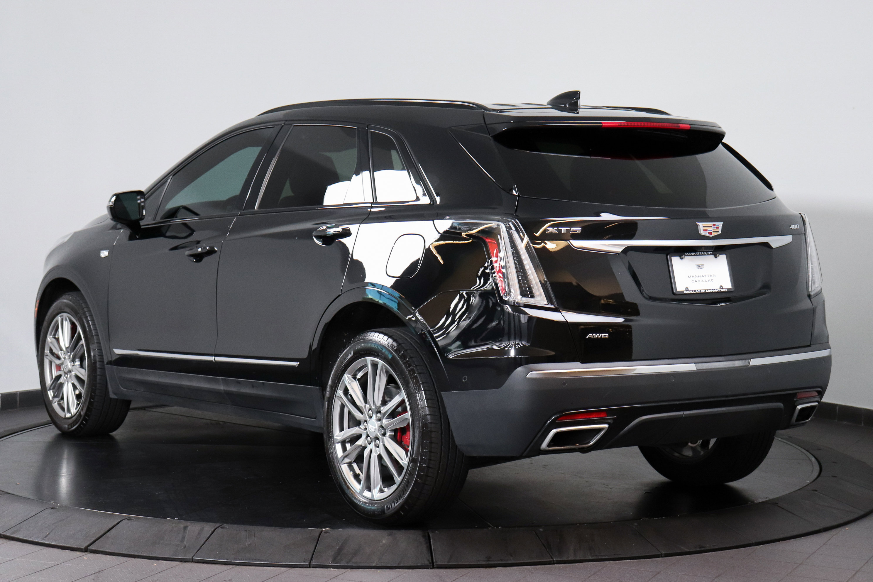 Used 2023 Cadillac XT5 Sportv w/ Technology Package image 3