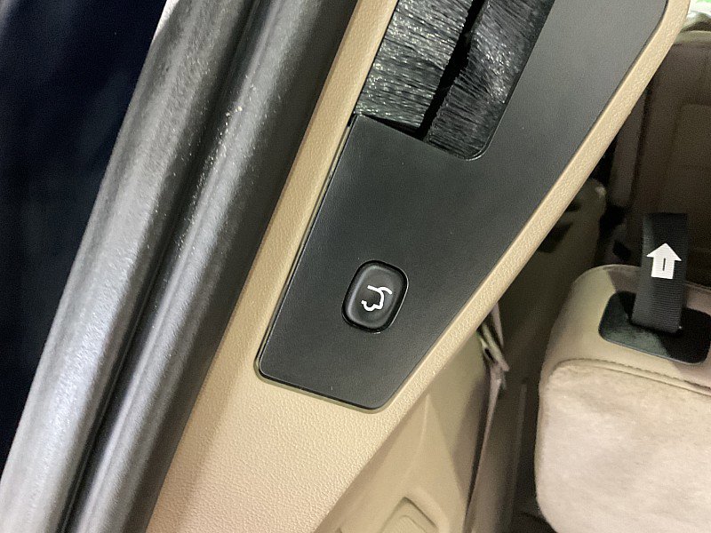 Used 2014 Chrysler Town & Country Limited w/ Luxury Group image 21