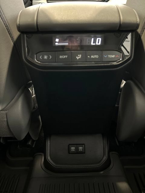 Used 2021 Toyota Highlander XLE AWD/4WD image 18