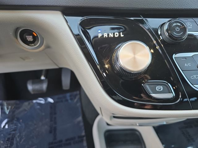 Used 2024 Chrysler Pacifica Touring-L FWD image 22