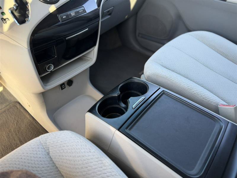 Used 2014 Toyota Sienna LE FWD image 16