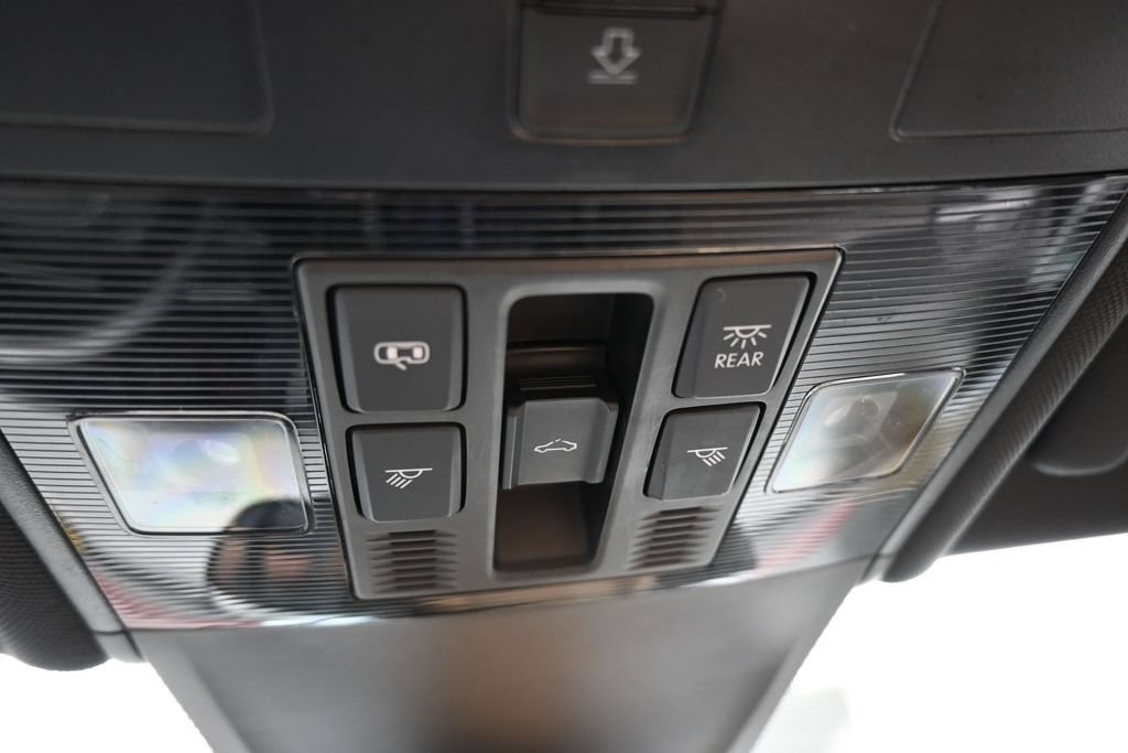 Used 2024 Volkswagen Tiguan SE R-Line FWD image 31