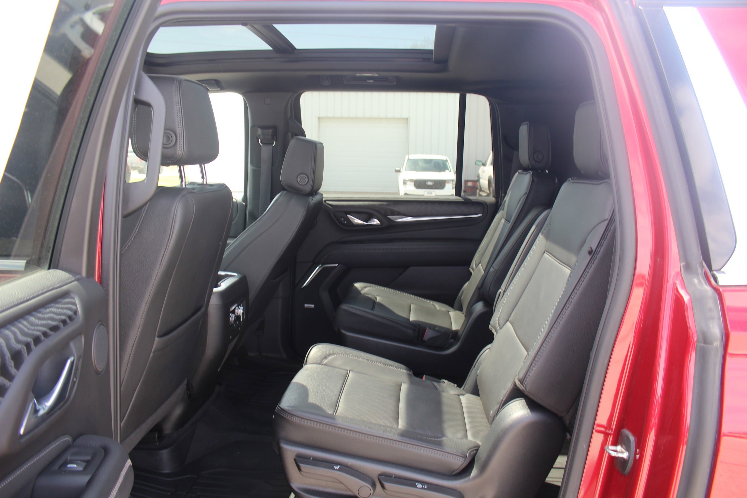 Used 2023 GMC Yukon XL Denali AWD/4WD image 16