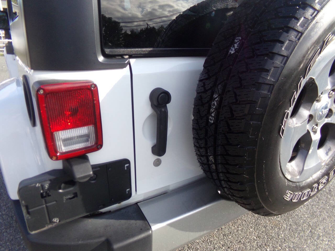 Used 2017 Jeep Wrangler Unlimited Sahara image 11