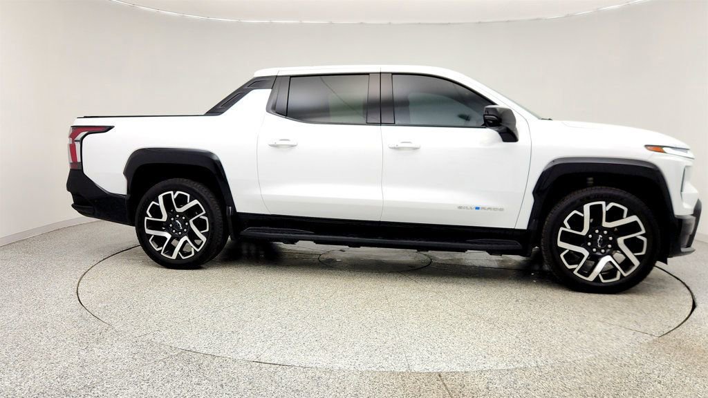 Used 2024 Chevrolet Silverado EV RST AWD/4WD image 4
