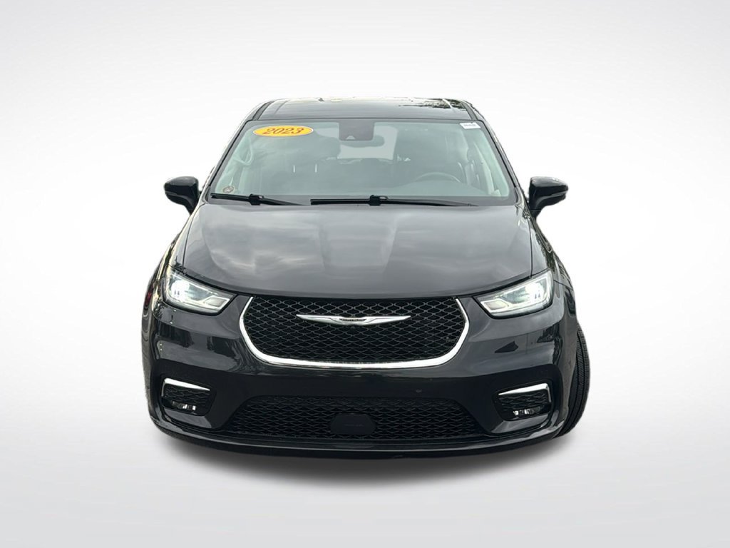 Used 2023 Chrysler Pacifica Touring-L FWD image 2