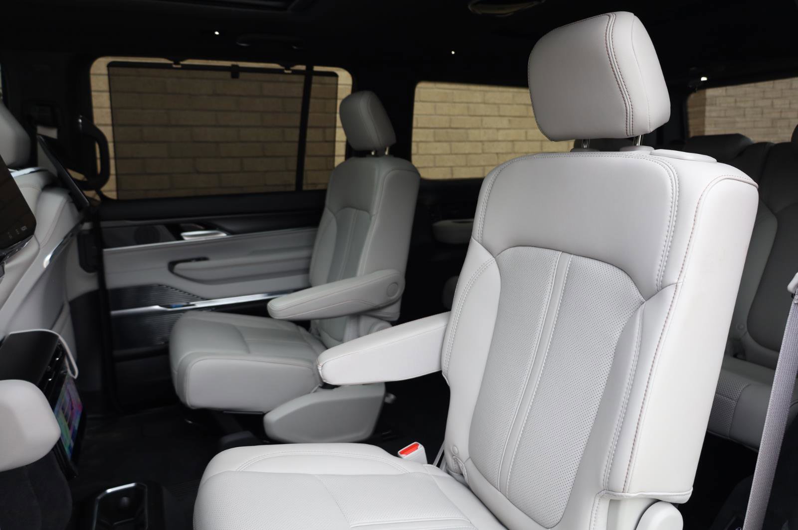 Used 2026 Jeep Grand Wagoneer Summit w/ Rear Seat Video Group I AWD/4WD image 22