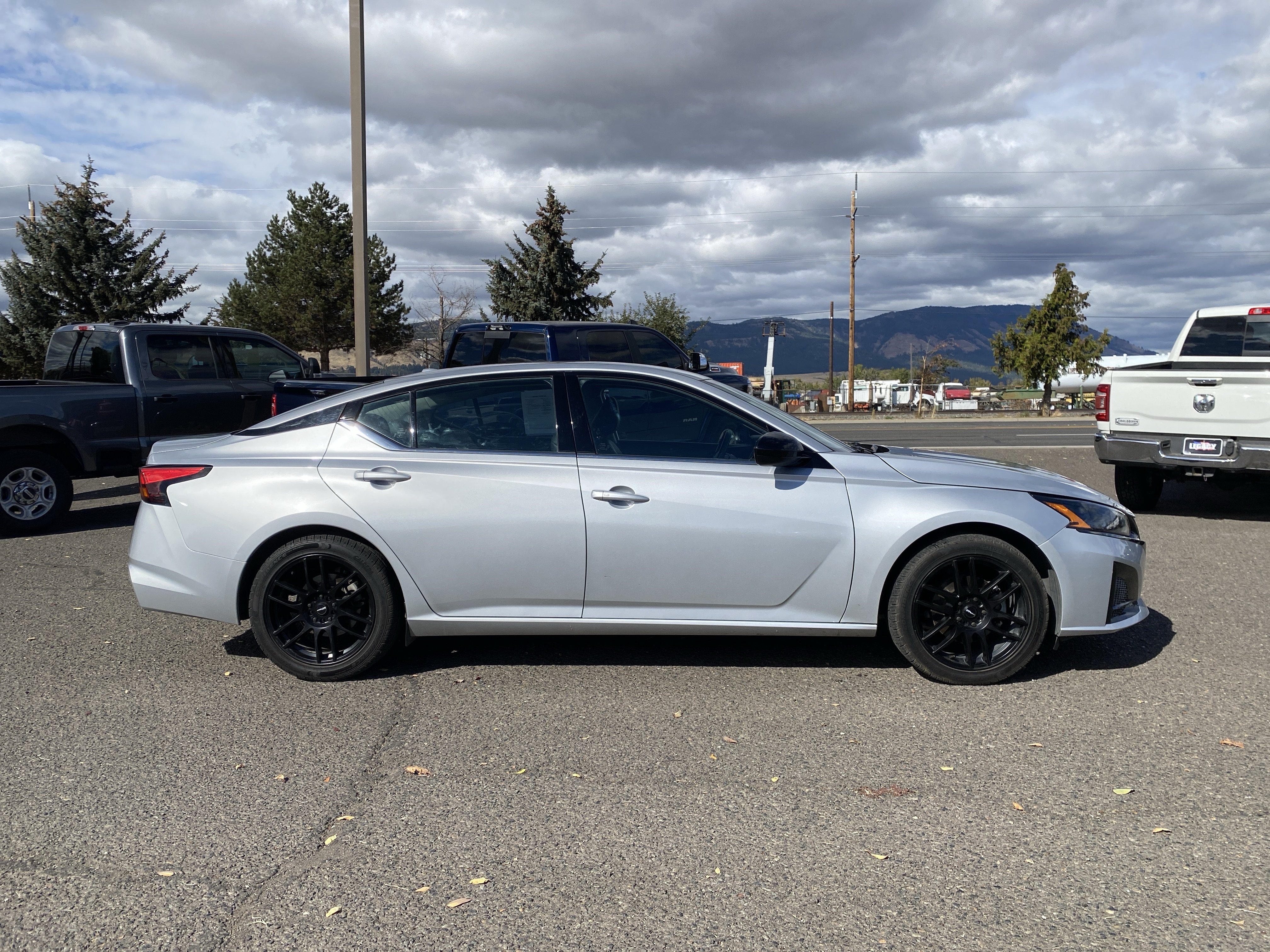 Used 2024 Nissan Altima 2.5 SR FWD image 2