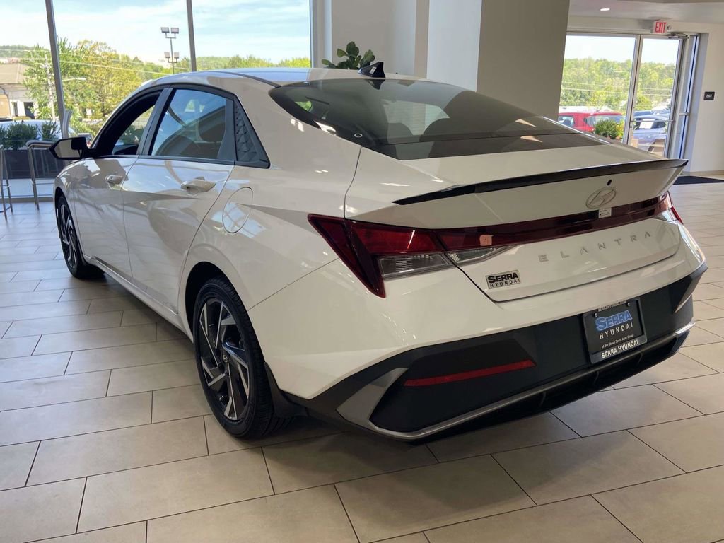 Certified 2025 Hyundai Elantra Sport image 4