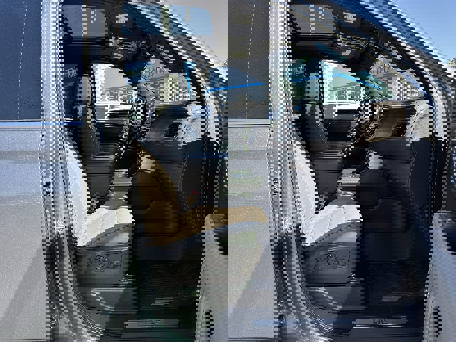 Used 2022 GMC Yukon SLT w/ SLT Premium Package image 35