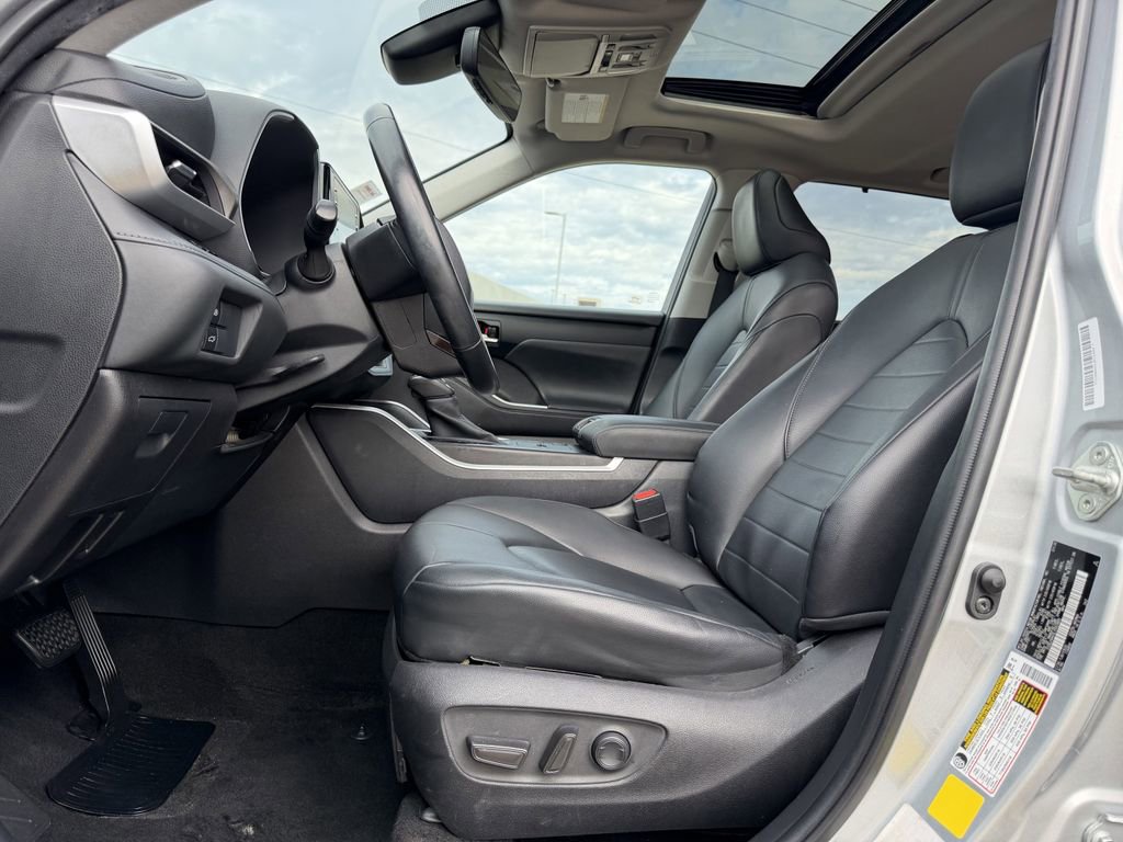 Used 2020 Toyota Highlander XLE FWD image 27