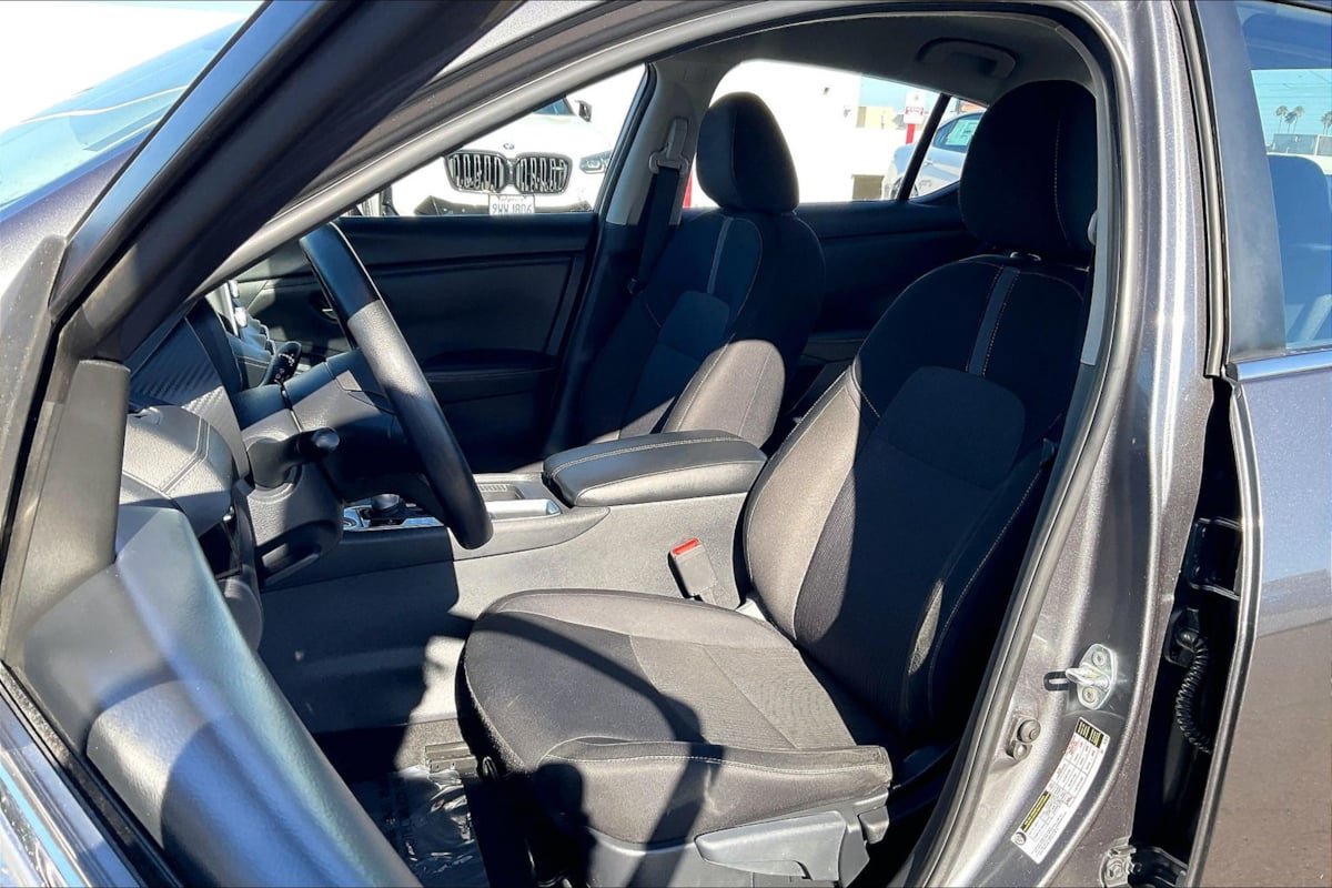 Used 2025 Nissan Sentra SV FWD image 22