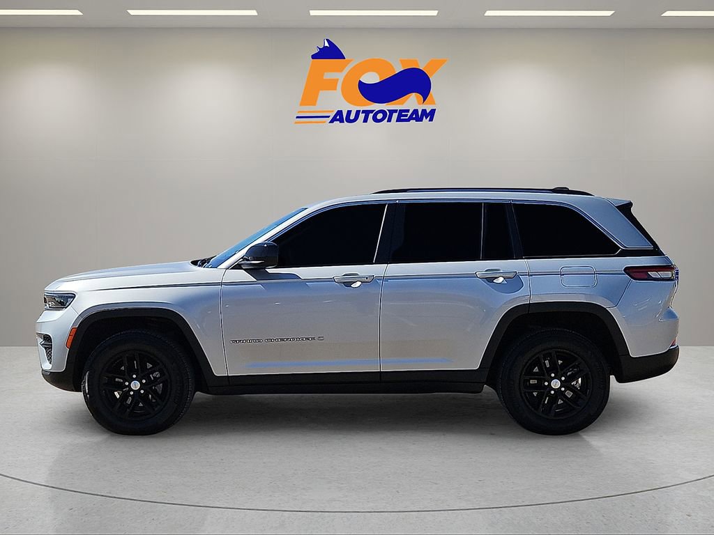 Used 2023 Jeep Grand Cherokee Laredo image 2