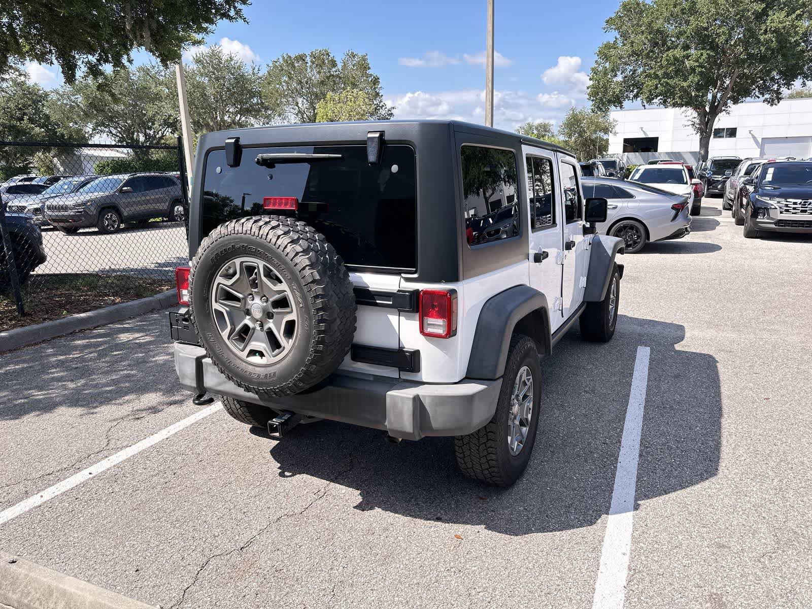 Used 2017 Jeep Wrangler Unlimited Rubicon w/ Connectivity Group AWD/4WD image 8