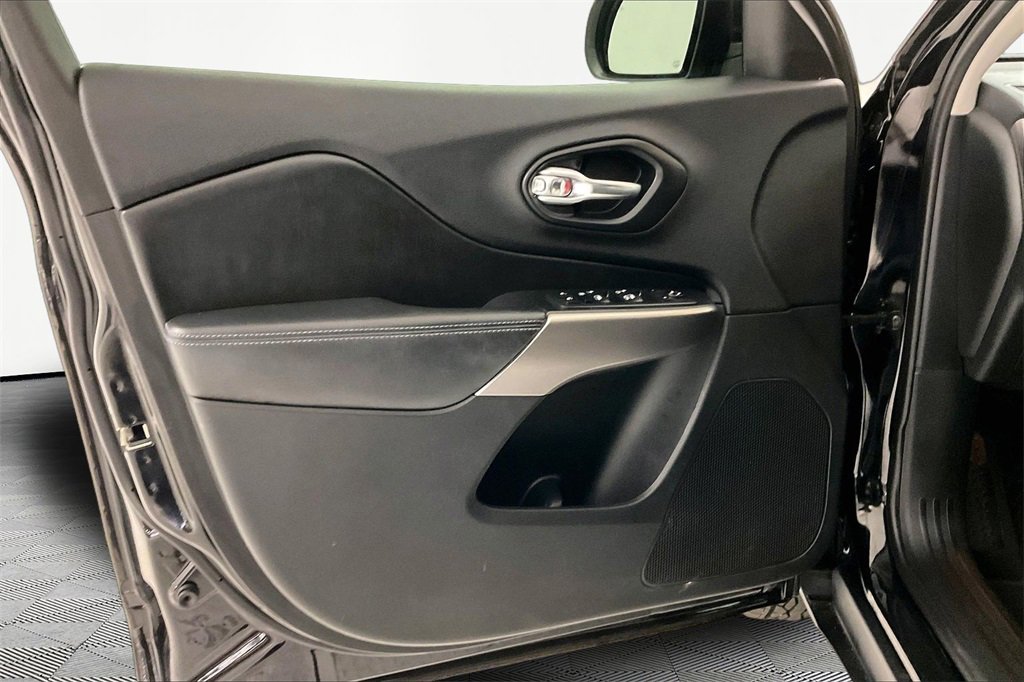 Used 2019 Jeep Cherokee Latitude Plus w/ Comfort/Convenience Group image 18