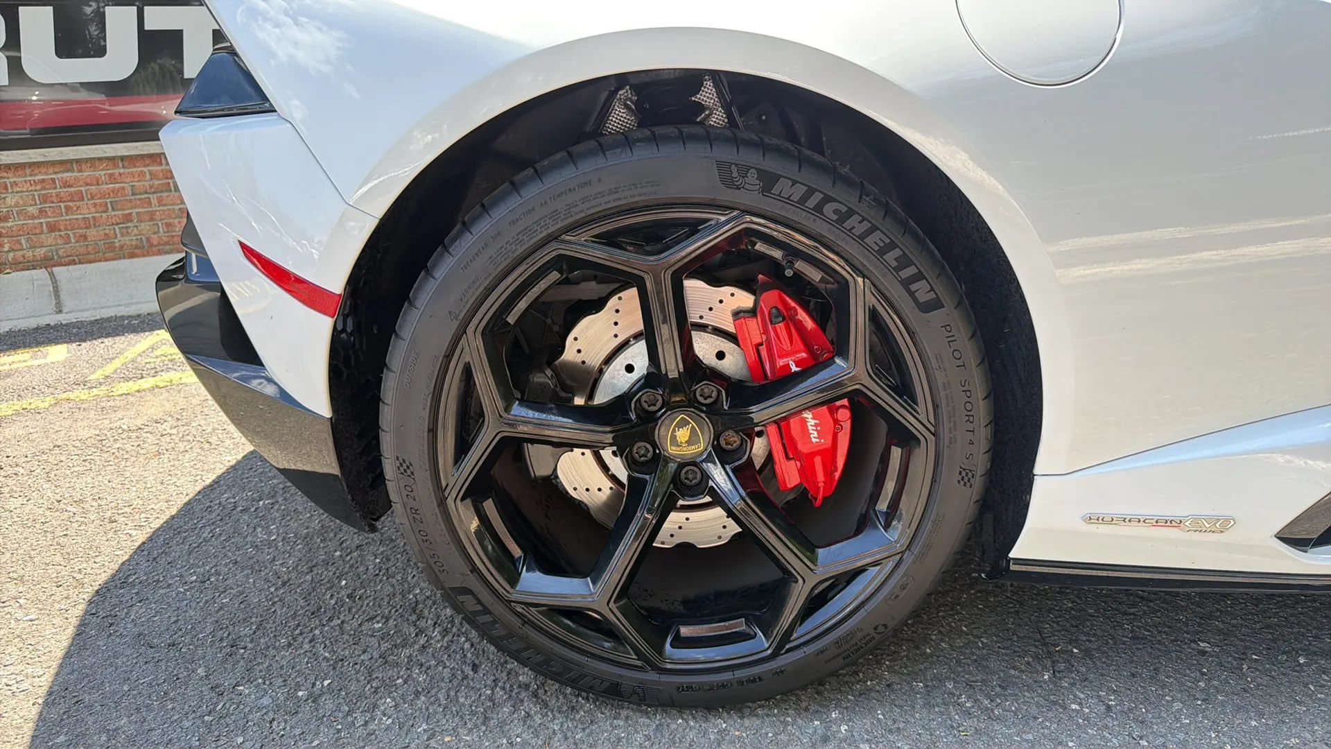 Used 2021 Lamborghini Huracan EVO RWD image 16