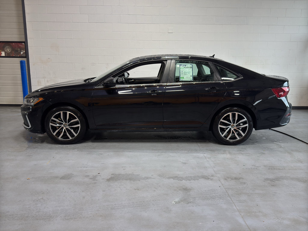 Used 2025 Volkswagen Jetta SE FWD image 2