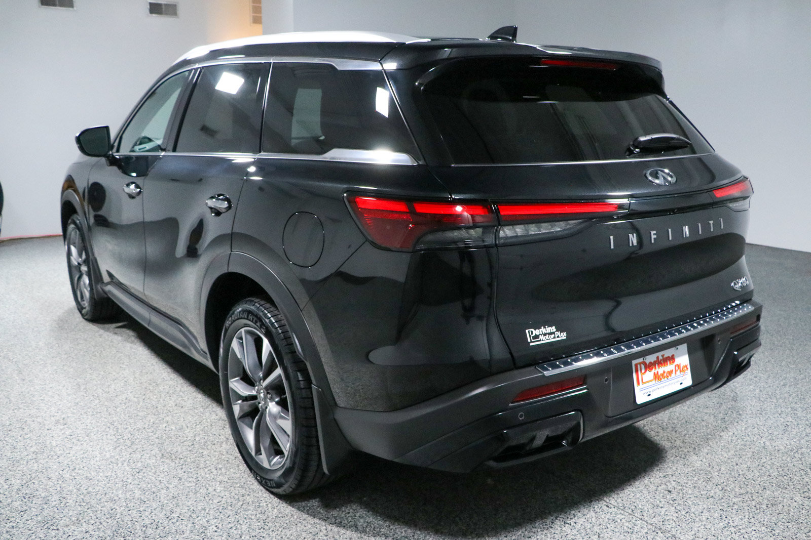 Used 2023 INFINITI QX60 Luxe w/ Cargo Package FWD image 9