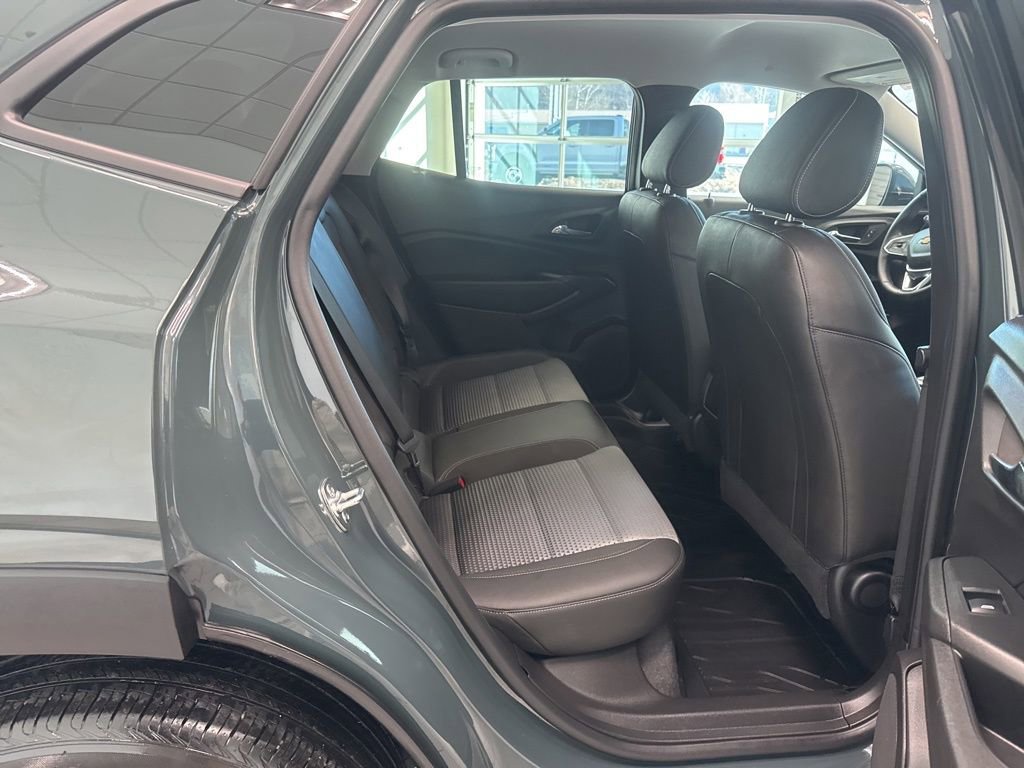 Used 2025 Chevrolet Trax LT w/ LT Convenience Package FWD image 20